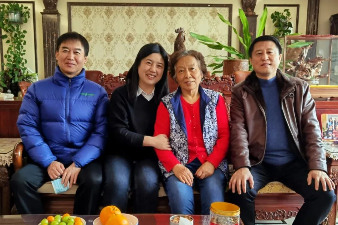 公司领导春节前走访慰问老同志